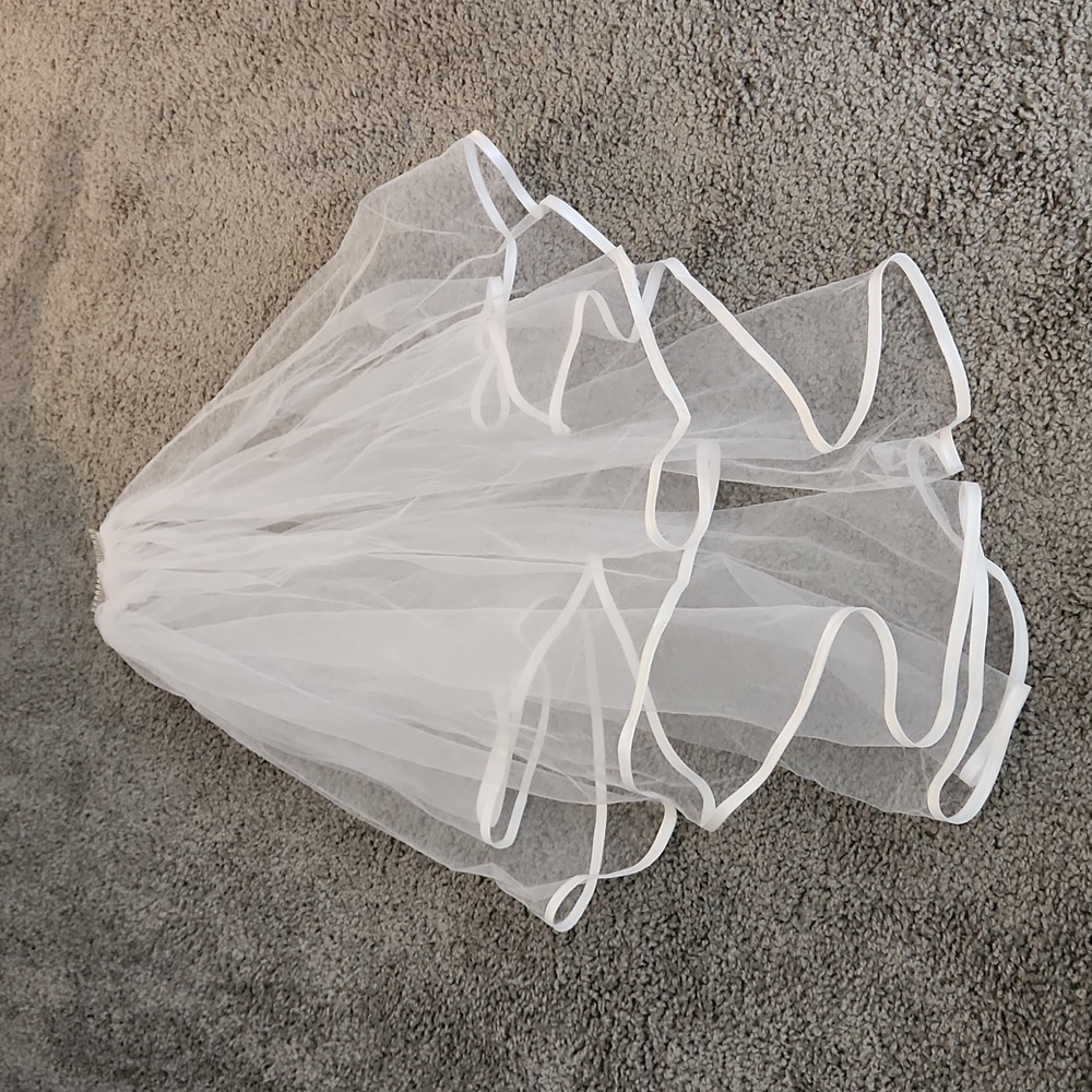 Selfie Leslie White Bachelorette Bridal Veil